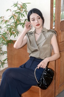歌力思 EWE332C00100 22年全标大货 灰棕色桑蚕丝上衣
