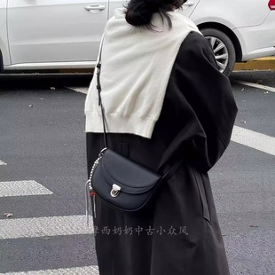 摩西奶奶 头层牛皮翻盖斜挎包通勤百搭马鞍包小众半月包 2026春款