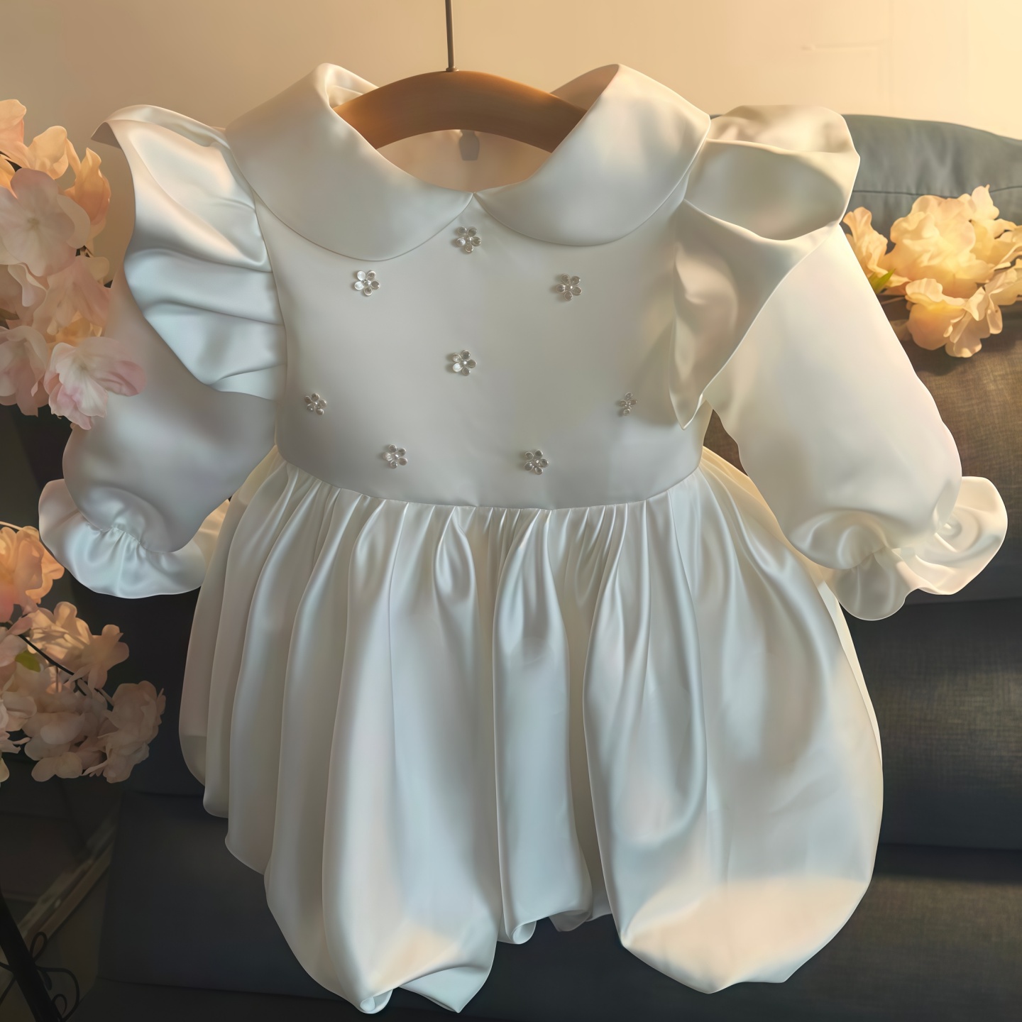 严惠妮女宝宝周岁礼服白色缎面裙