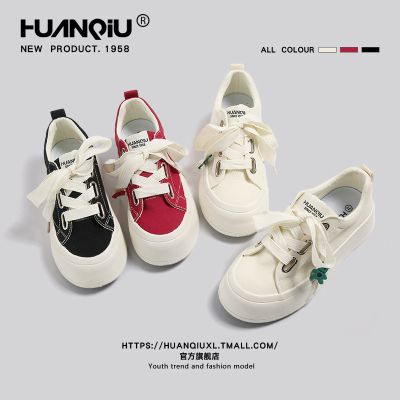 环球超火奶油色帆布鞋女款2026新款春季休闲时尚小白鞋运动板鞋子