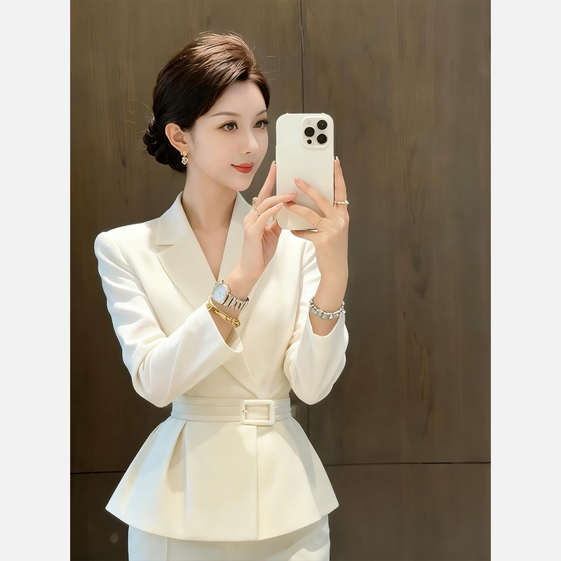 白色收腰西装短外套女2025新款秋独特超好看轻熟气质欧货职业上衣