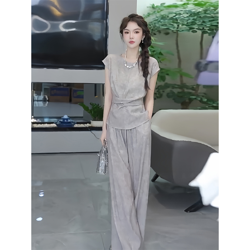 今年流行的漂亮套装女