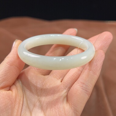 和田玉暖白老料手镯泥鳅背，小圈口特价放漏，圈口51.6，9.8×6.5