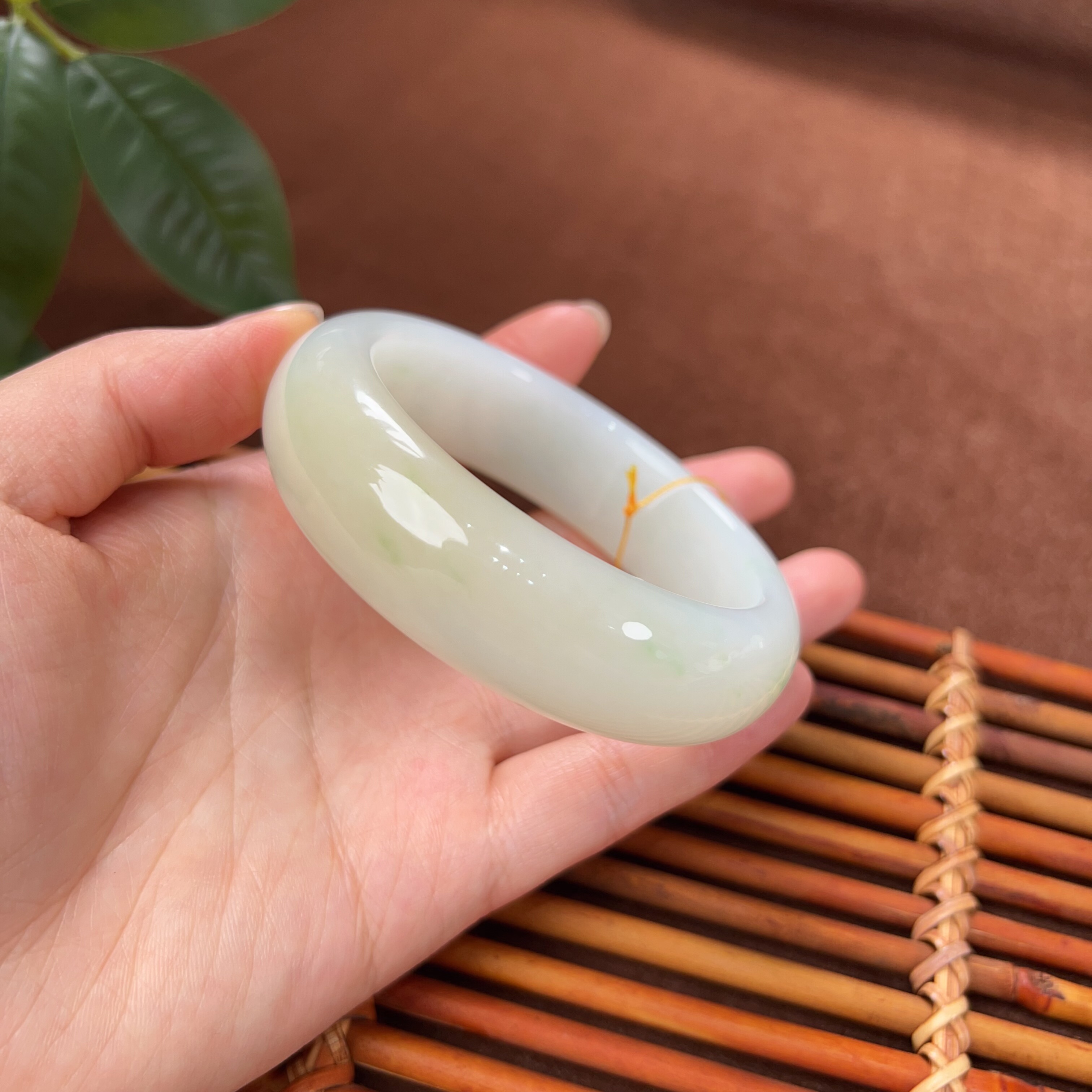 和田玉羊脂白玉宽版正装老料糖翠三色手镯，59×19.2×10、99.3g