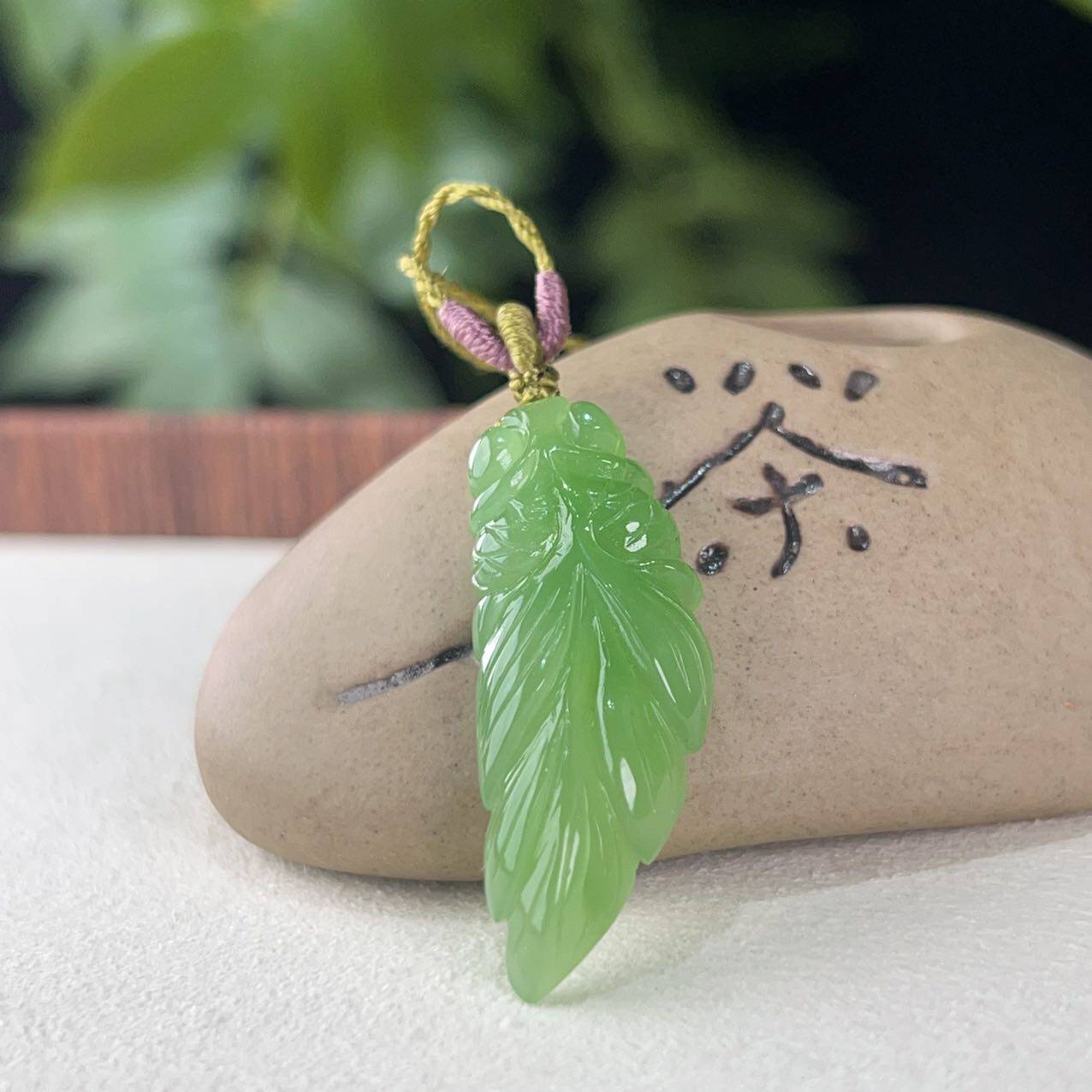 和田玉俄罗斯碧玉乌兰海苹果绿年年有余挂件