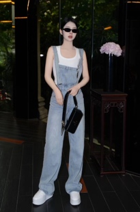春夏新款蓝色高腰阔腿背带牛仔裤女修身显瘦收腰时尚直筒垂感长裤