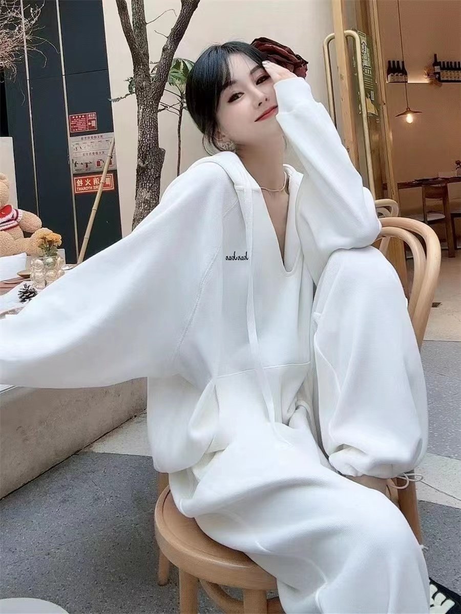여성 인터넷 연예인을 위한 흰색 운동복 연령 감소를 위해 거리에서 인기 아름다운 후드티 캐주얼 투피스 세트 2024 봄 가을 핫 스타일