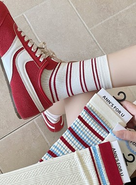复古风暴击红白条纹中筒袜搭配撞色运动鞋秋冬穿搭吸睛神器