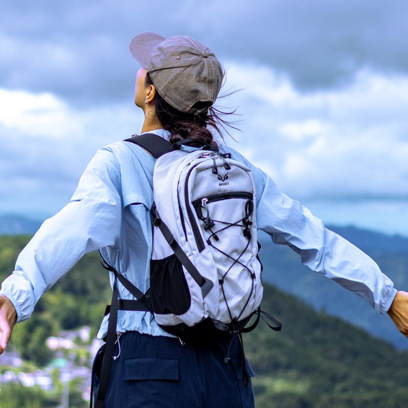 户外徒步登山包轻便防水双肩背包