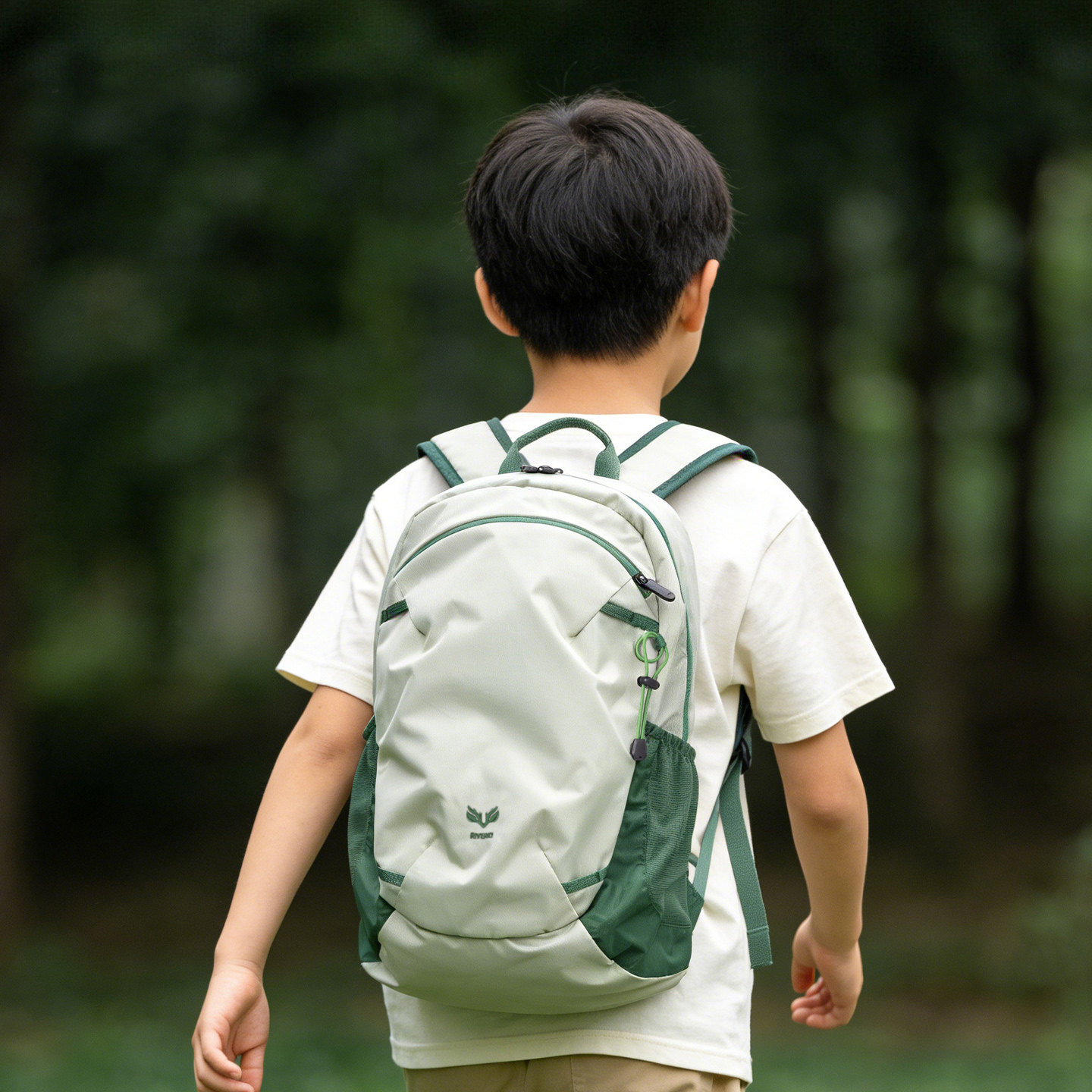 户外儿童登山徒步背包青少年出游图片