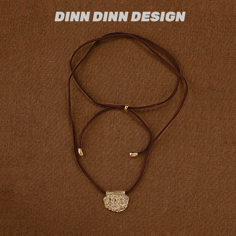DINN DINN DESIGN麂皮长款花花吊牌项链复古小众独特高级感项饰