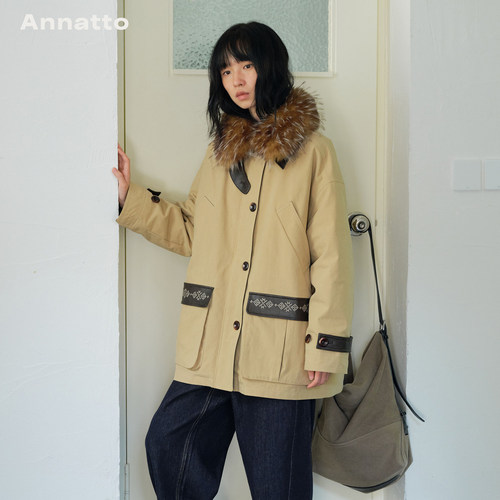 ANNATTO【10/20 20:00】可拆卸蓬松毛领刺绣工装羽绒派克服中长款