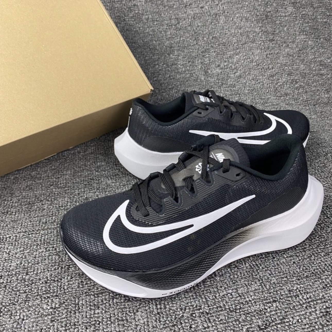 Nike Zoom Fly 5 稳定ZoomX碳板舒适缓震 耐磨跑鞋DM8968-001吴