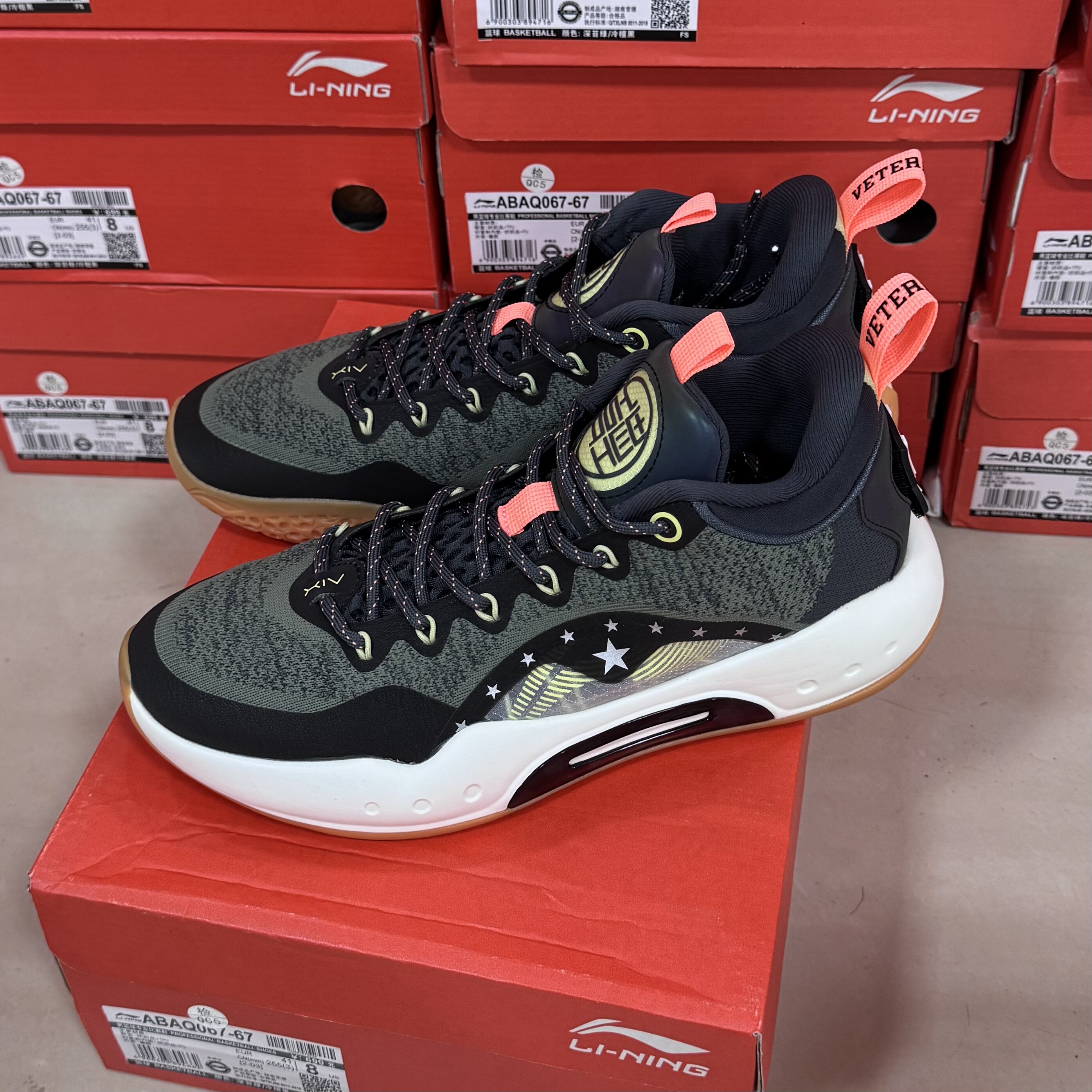 李宁 驭帅14 LIGHT FOAM科技 防滑耐磨回弹实战 篮球鞋ABAQ067-67