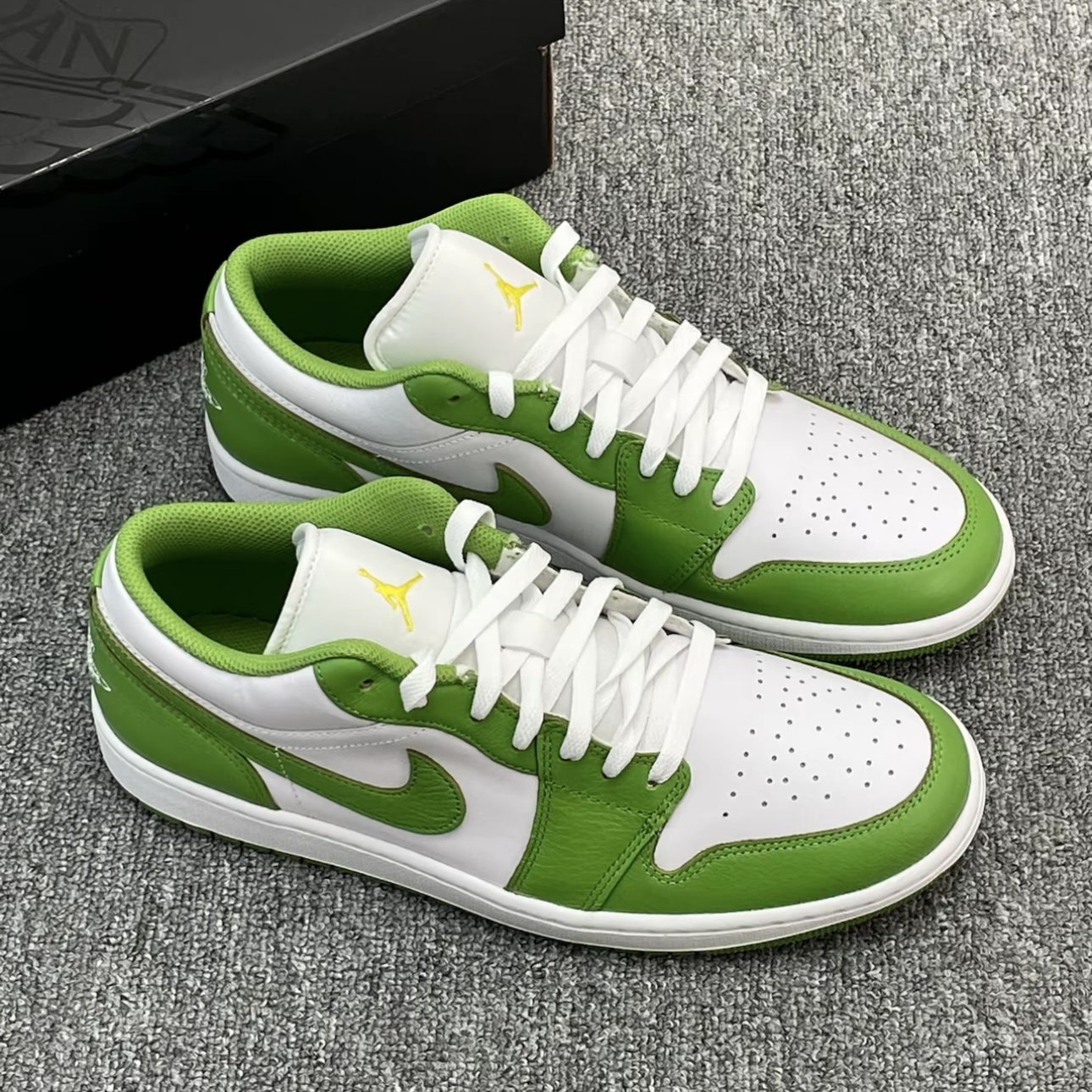 Air Jordan 1 运动休闲鞋 复古潮流支撑合成革板鞋HF4823-100