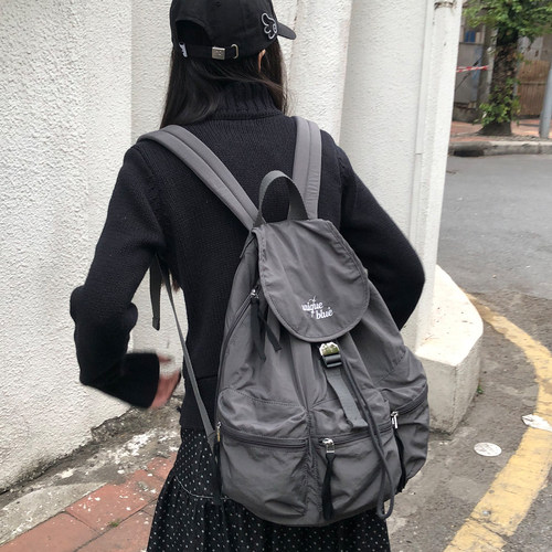 户外搭子轻量化多口袋双肩包