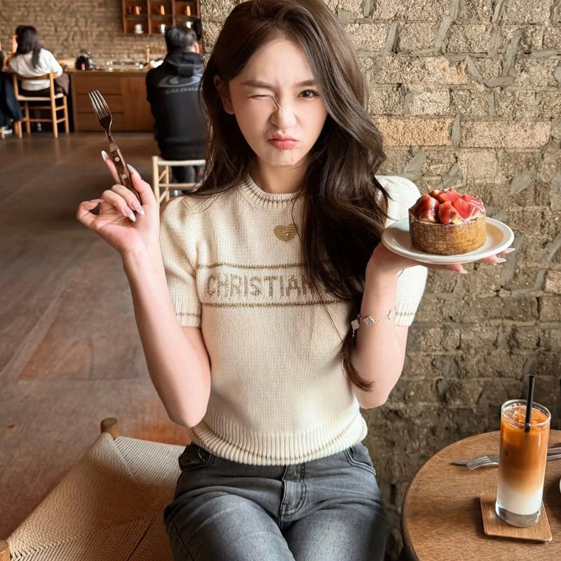 抢购热卖爆款2026早春新款韩系字母提花圆领百搭减龄毛衣高级感女