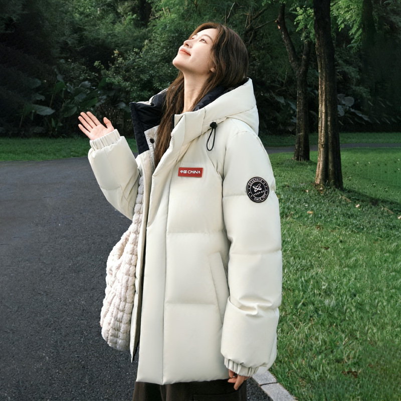 鸭鸭羽绒服女时尚简约白色短款