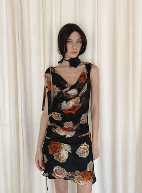 FXN “Malèna” 非线叙事雪纺玫瑰花系带荡领吊带连衣裙超短裙