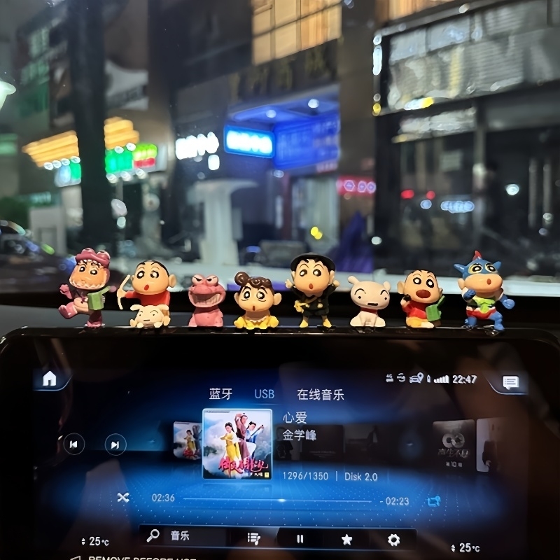 蜡笔小新车载摆件车内车载中控台创意可爱饰品摆件电脑桌卡通公仔