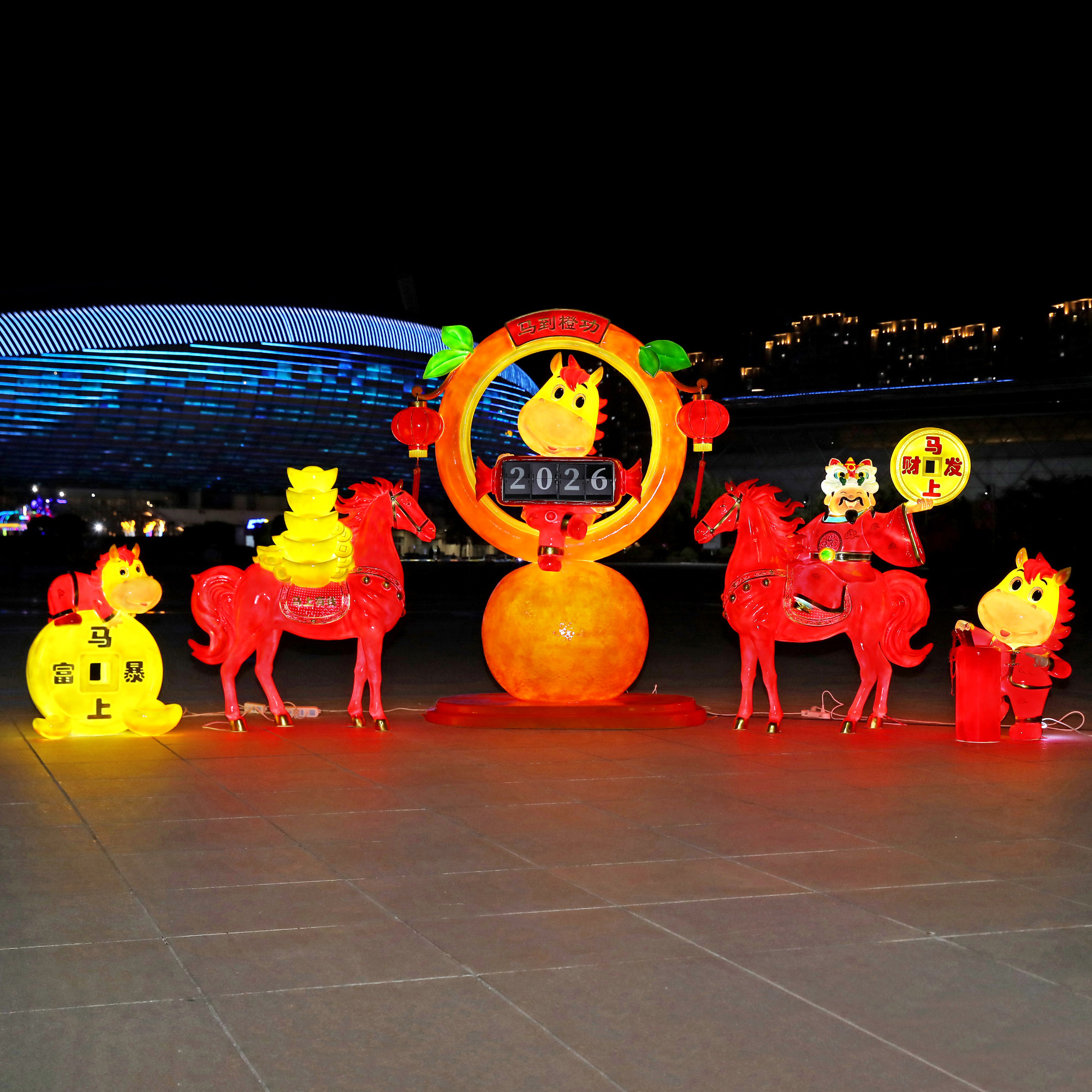 2026新年马雕塑马年发光吉祥物玻璃钢户外景区商广场打卡美陈装饰