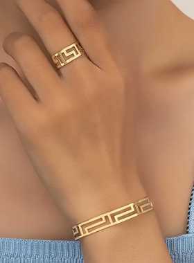 镂空万字纹金色和银色戒指时尚