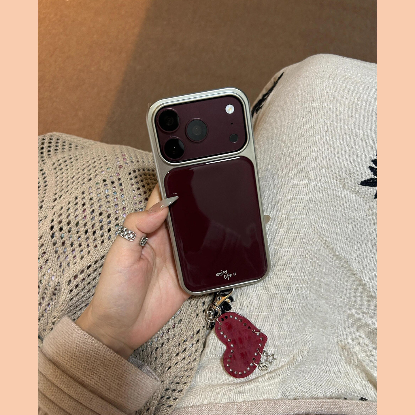 复古小众酒红色带爱心挂件适用苹果18promax手机壳iPhone18女新款17高级感16韩系15个性18Pro防摔17pro保护套
