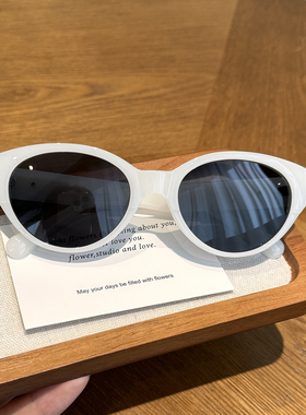 椭圆形白框墨镜女2025新款