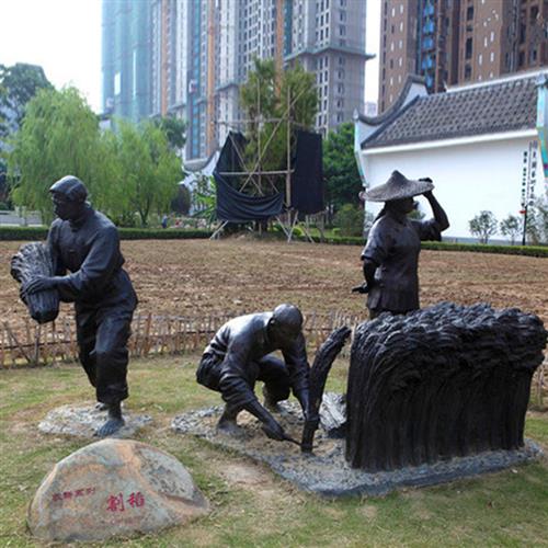 民风民俗玻璃钢农耕仿铜人物铸铜牛拉犁商业步行街雕塑景观摆件