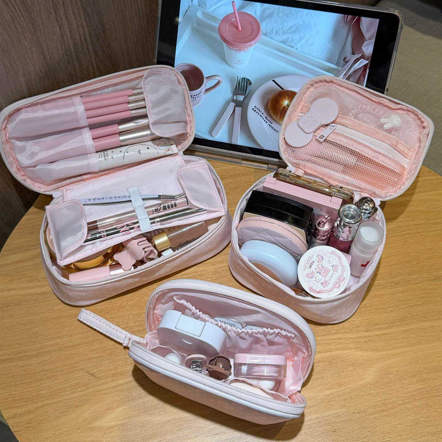 粉色波点化妆包女2026新款便携旅行化妆刷分隔化妆品收纳包大容量