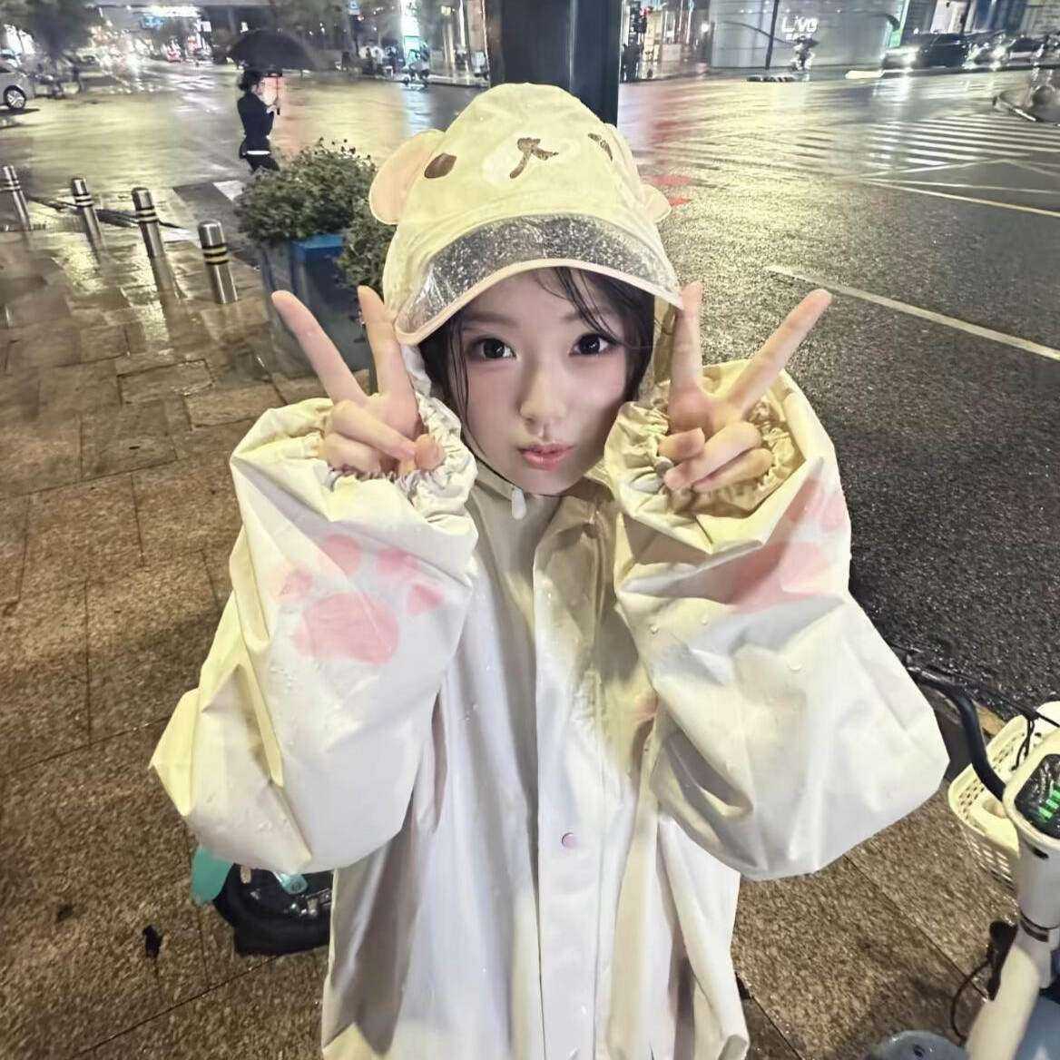 轻松熊雨衣电动车女款成人外穿骑行全身防暴雨加厚加大雨披高颜值