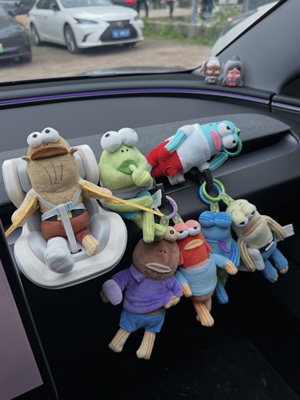 泡泡玛特新款比奇堡的居民们搞怪毛绒瘸腿鱼车载安全座椅子科研鱼