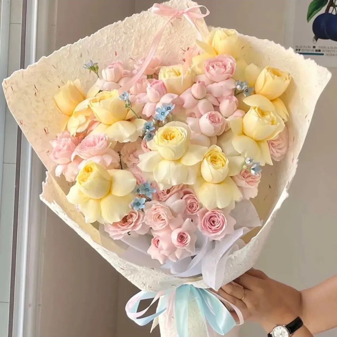轻奢19朵可爱瓷玫瑰9朵奶油杯抱抱桶鲜花生日纪念送爱人闺蜜老婆