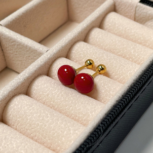 安格拉红珠珠耳钉精致显白养耳洞螺丝拧扣8mm耳蜗钉珍珠
