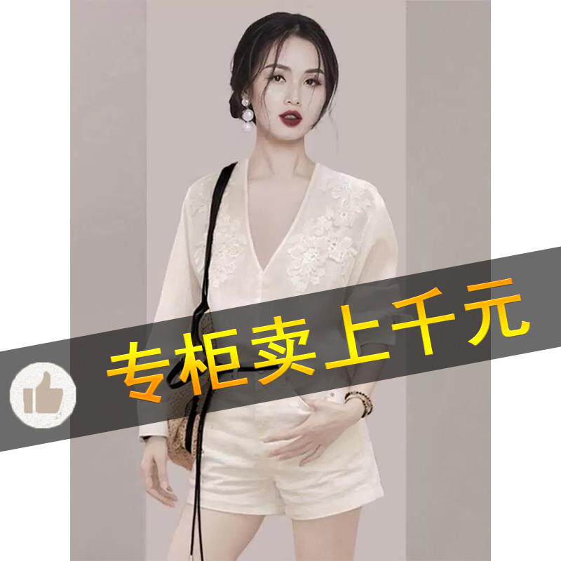 BLLOUKE商场同款秋冬季女装小香风V领钉珠钩花白色衬衫上衣
