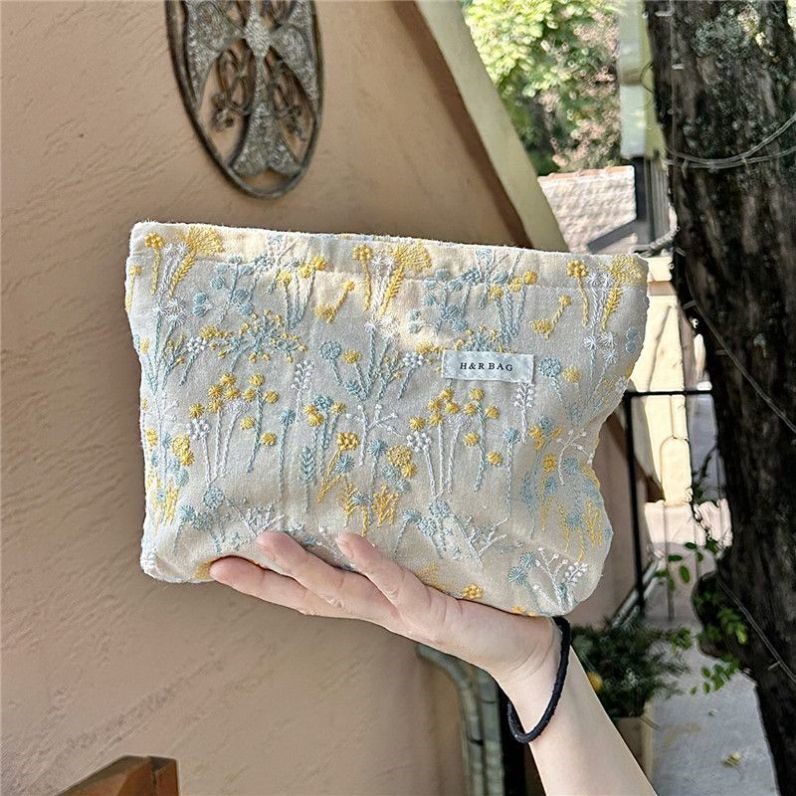 小红书超火刺绣化妆包大容量护肤品姨妈巾收纳袋旅行便捷手拿小包