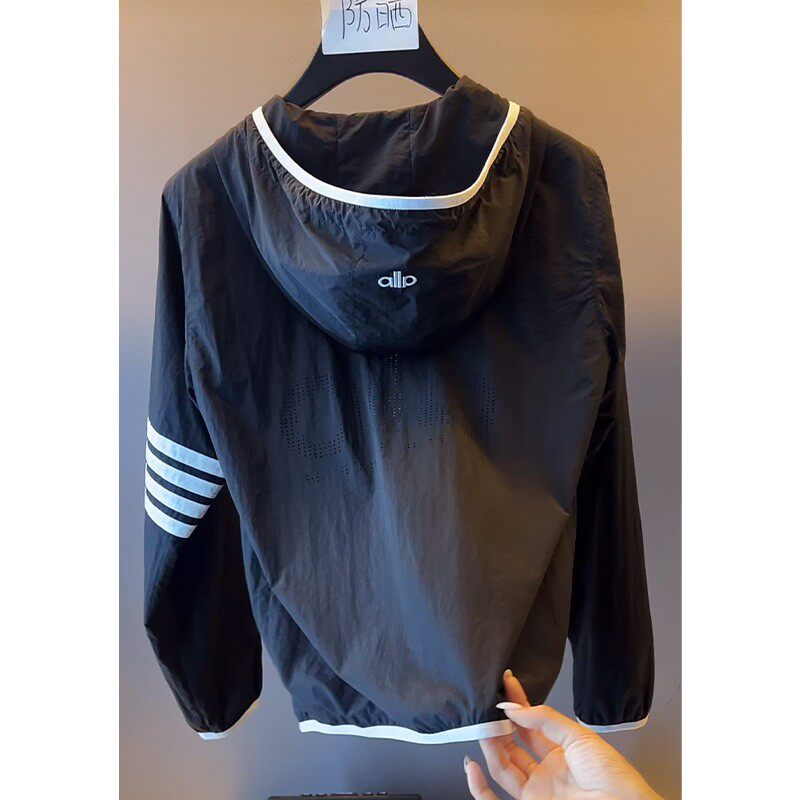 2026春夏季轻奢薄款运动防晒外套男士简约百搭时尚休闲连帽夹克