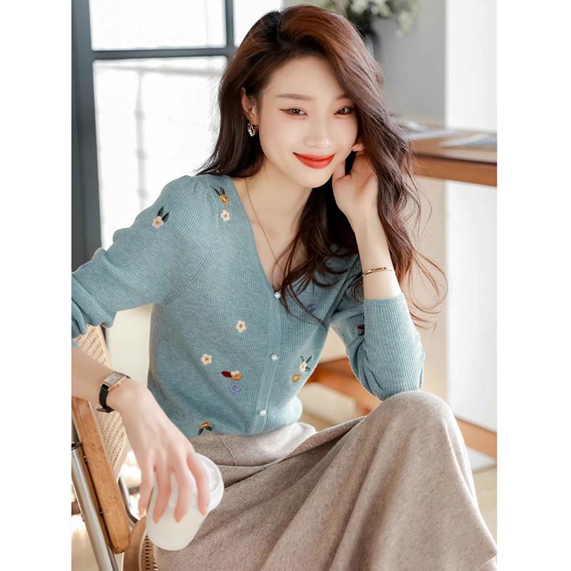 JOYIASS欧货高档2025新款设计感小众时尚气质秋季花朵刺绣V领打底