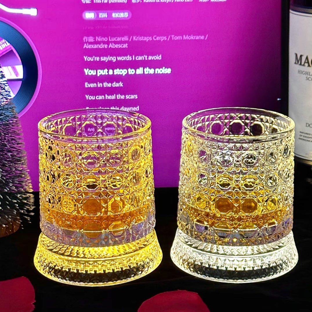 新款发光杯垫旋转威士忌酒杯创意转转杯啤酒杯解压不倒翁洋酒杯子