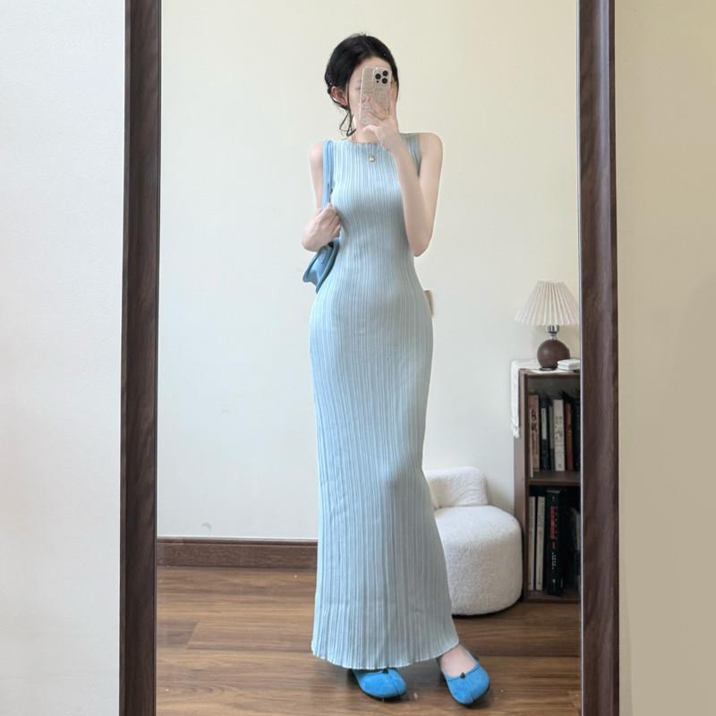 BLLOUKE浅蓝色温柔风无袖圆领连衣裙女夏季新款纯欲修身包臀针织