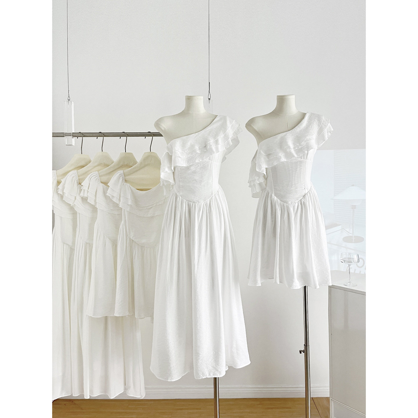 拾依集2026年春季新款女装法式温柔系荷叶边露肩连衣裙巨好看长裙