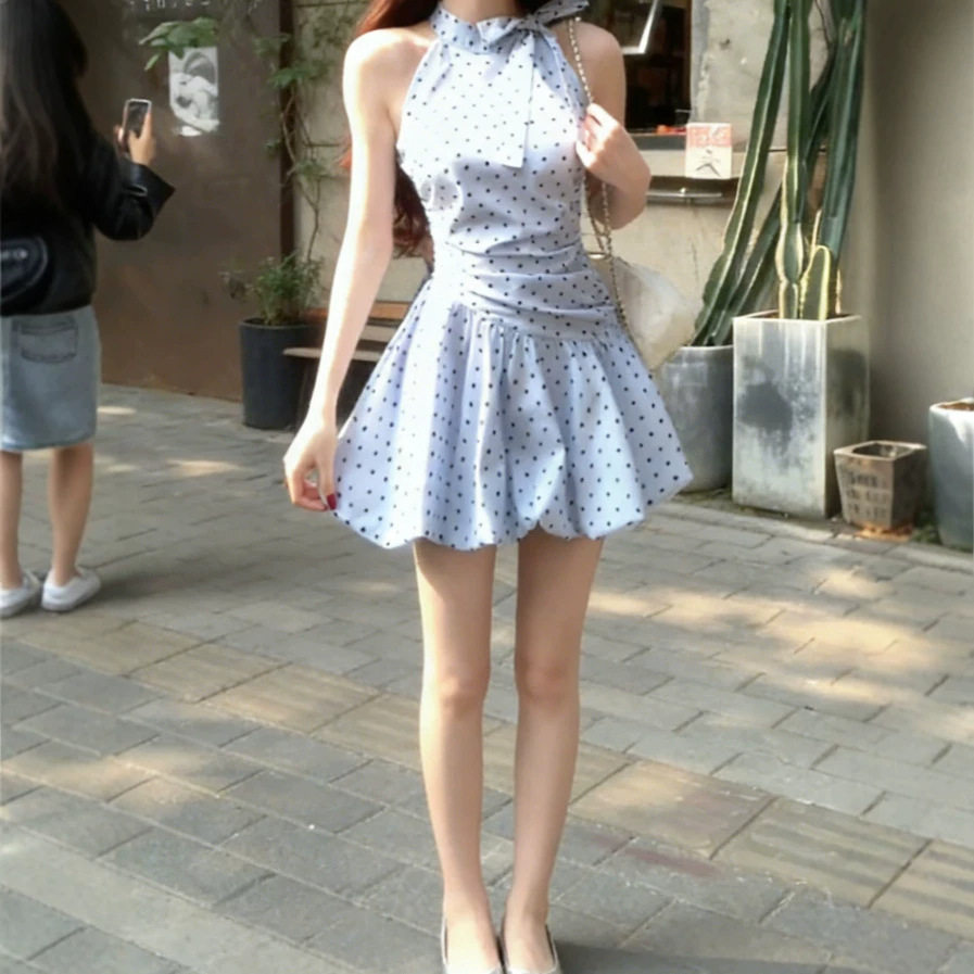 蓝色波点挂脖吊带连衣裙子女2026新款夏季巨好看海边度假花苞短裙