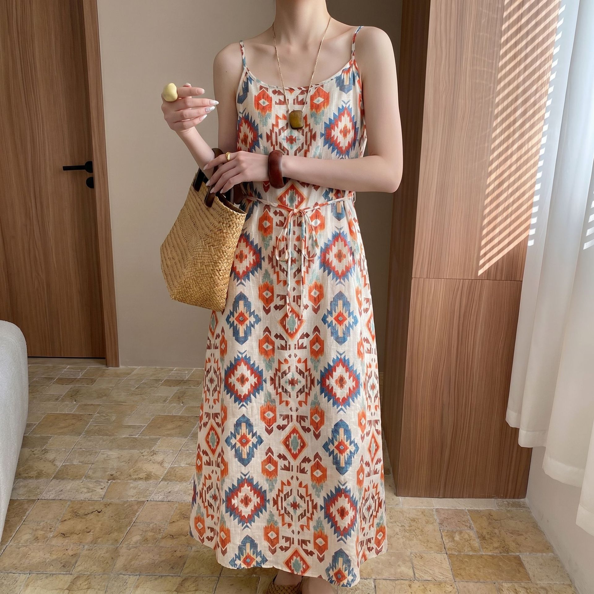 波西米亚风吊带连衣裙女2026夏季新款多巴胺海边度假风宽松碎花裙