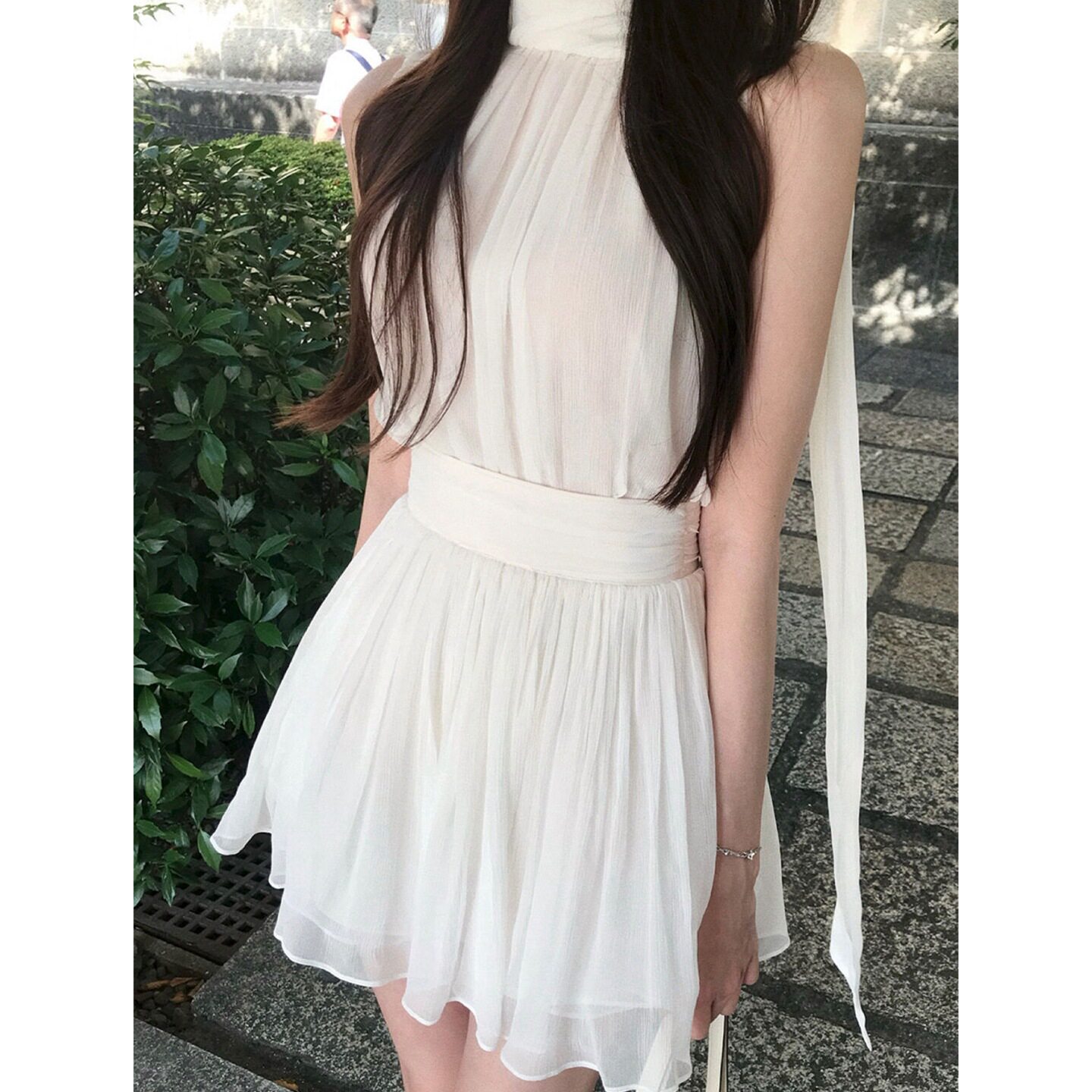 白色半高领无袖连衣裙女2026夏季感修身收腰显瘦气质小个子包臀裙