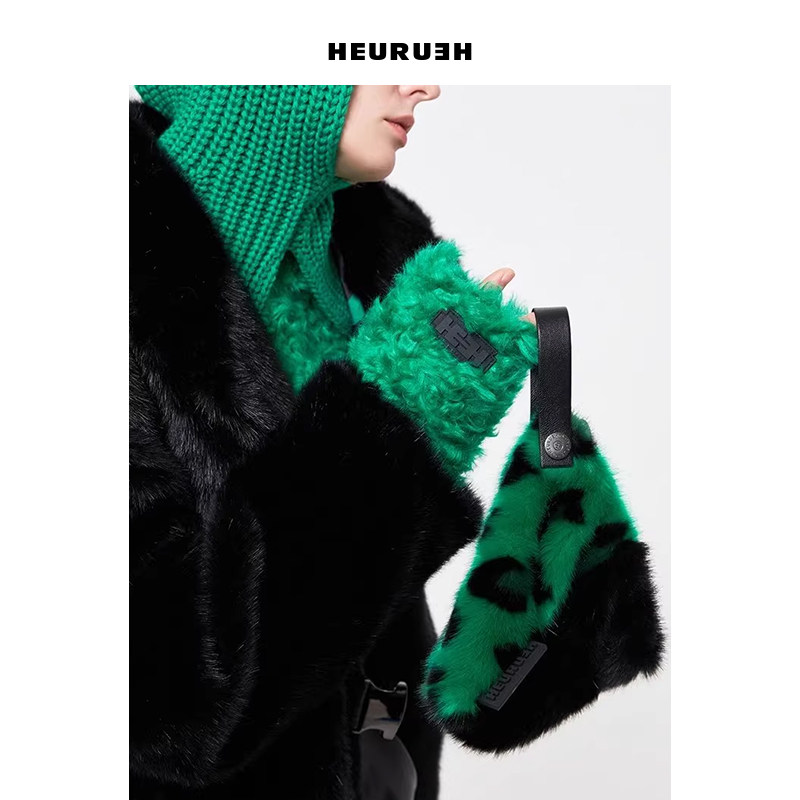 仿皮草手拎三角包HEURUEH