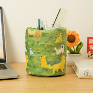 草地上的狗狗笔筒办公室桌面可爱创意布艺文具收纳筒定制女生笔桶