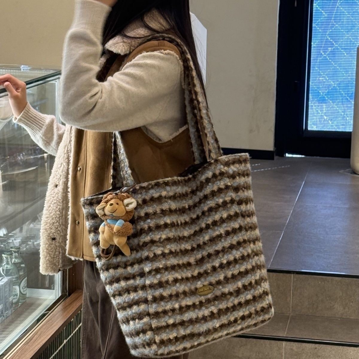 2025冬季新款海盐条纹羊羔毛绒托特外出女包大容量学院单肩通勤包,箱包皮具/热销女包/男包,托特包,淘宝优惠券,粉丝福利购,淘宝优惠卷