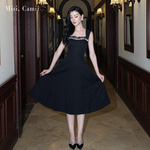 Misi.Camii方领蕾丝边长款连衣裙