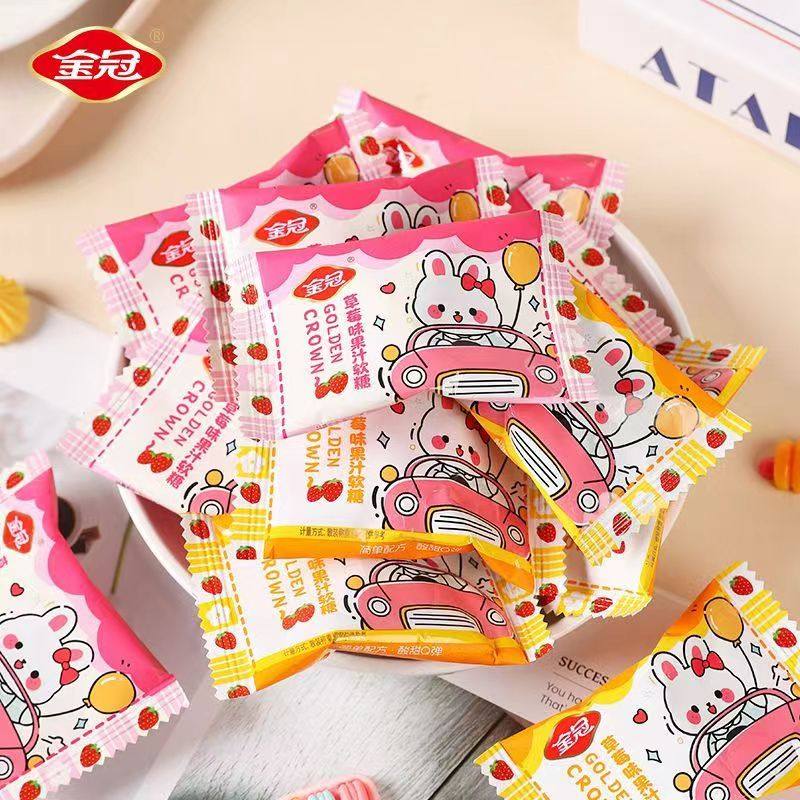 金冠枕式卡通小兔草莓味果汁软糖500g散装休闲零食下午茶糖果批发