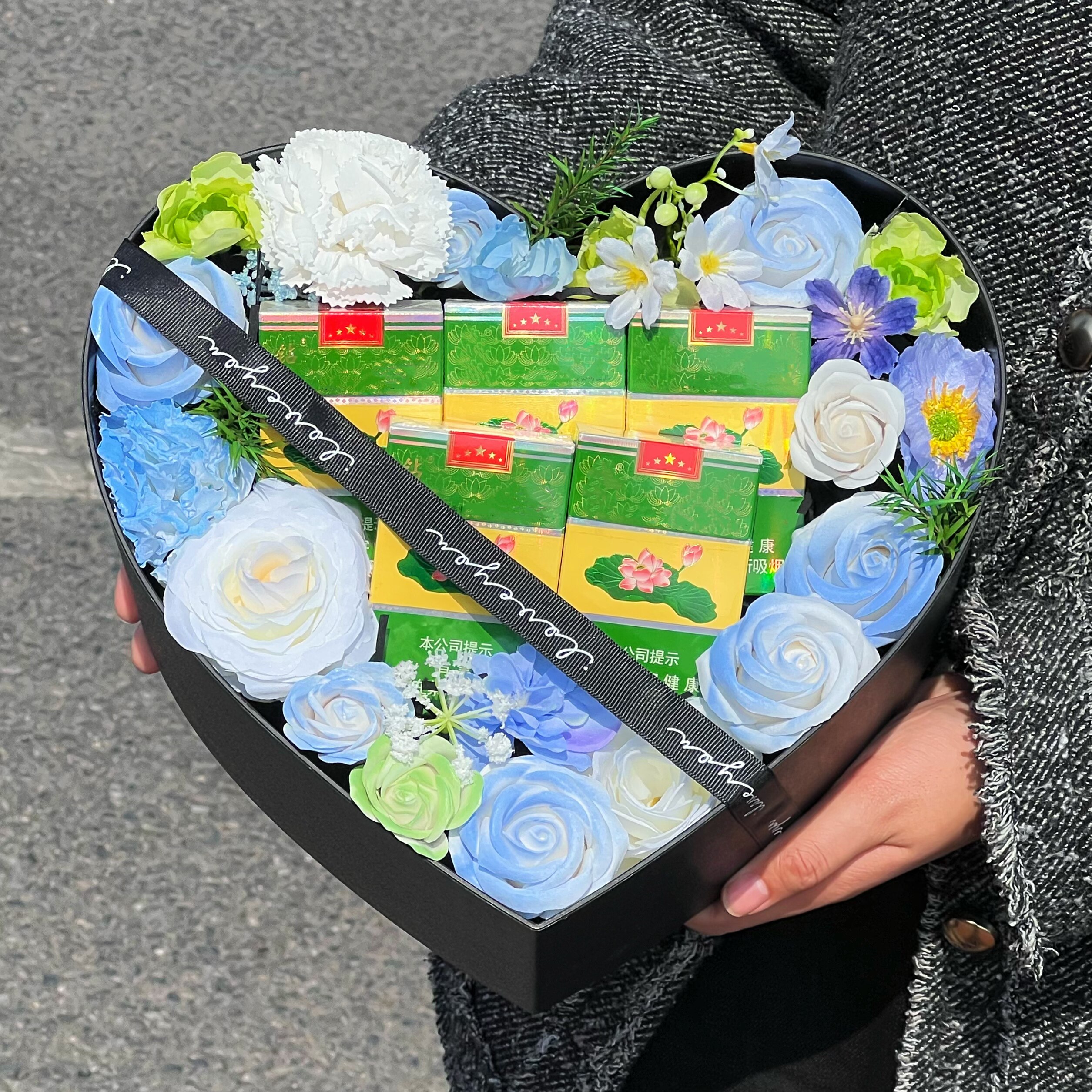 男生生日礼物爱心烟盒花束520母亲节高级感内裤花盒毕业送男朋友